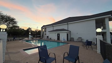 Hồ bơi ngoài trời, ghế dài tắm nắng