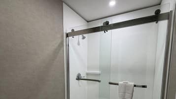 Hydromassage showerhead, free toiletries, hair dryer, towels