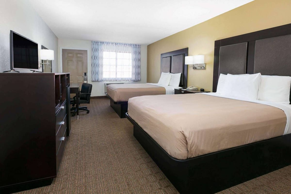Laptop workspace, blackout curtains, iron/ironing board, free WiFi