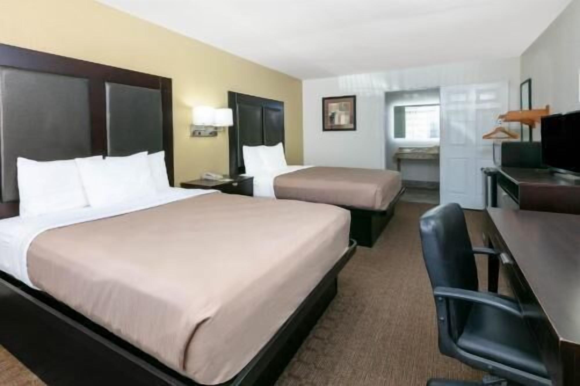 Laptop workspace, blackout curtains, iron/ironing board, free WiFi