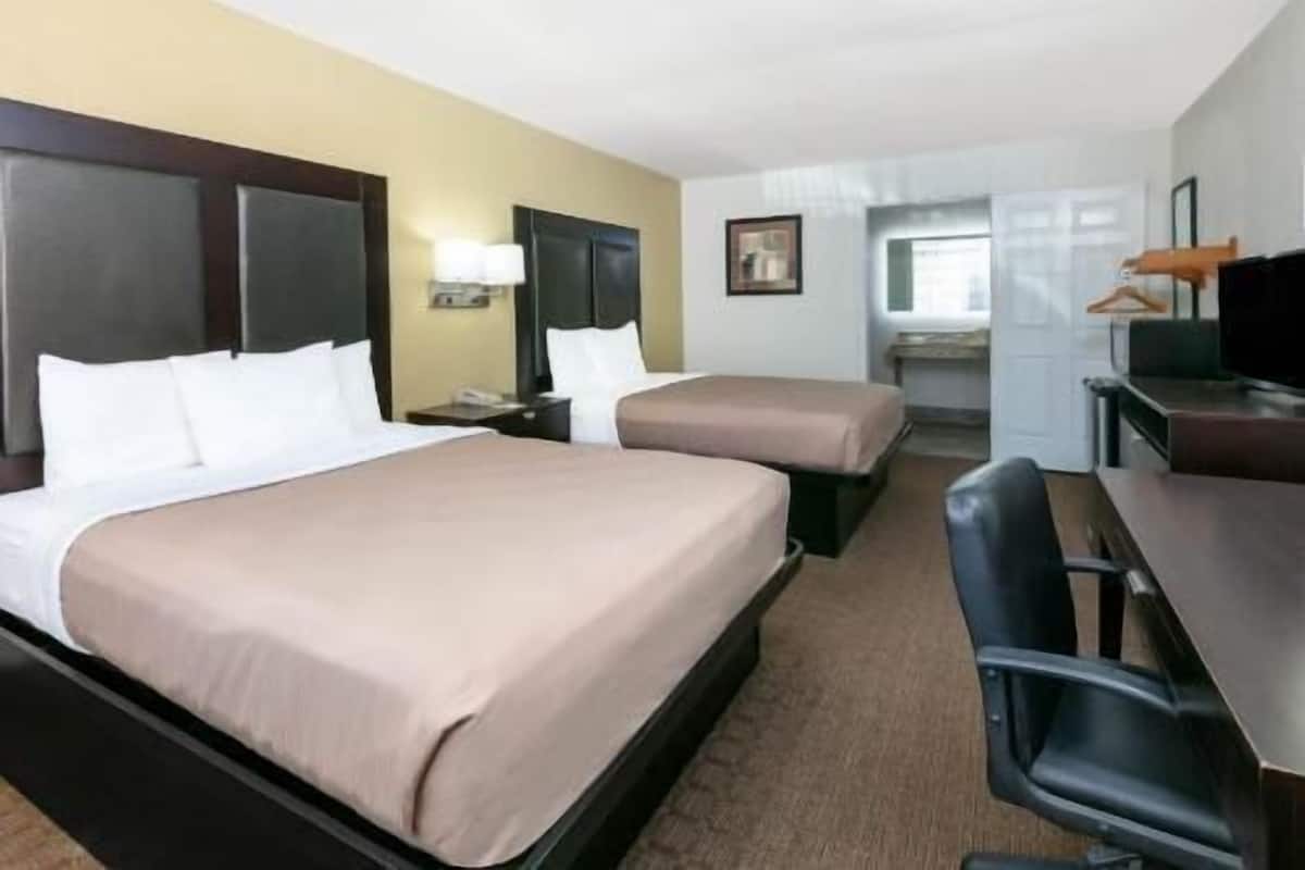 Laptop workspace, blackout curtains, iron/ironing board, free WiFi