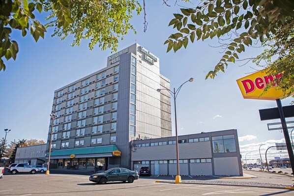 A hotel with a modern design, featuring a large building with multiple floors and a prominent sign for the Sandman Hotel. - Sandman Hotel Lethbridge (Lethbridge)