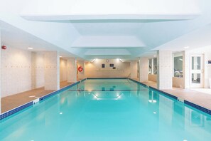 Una piscina cubierta