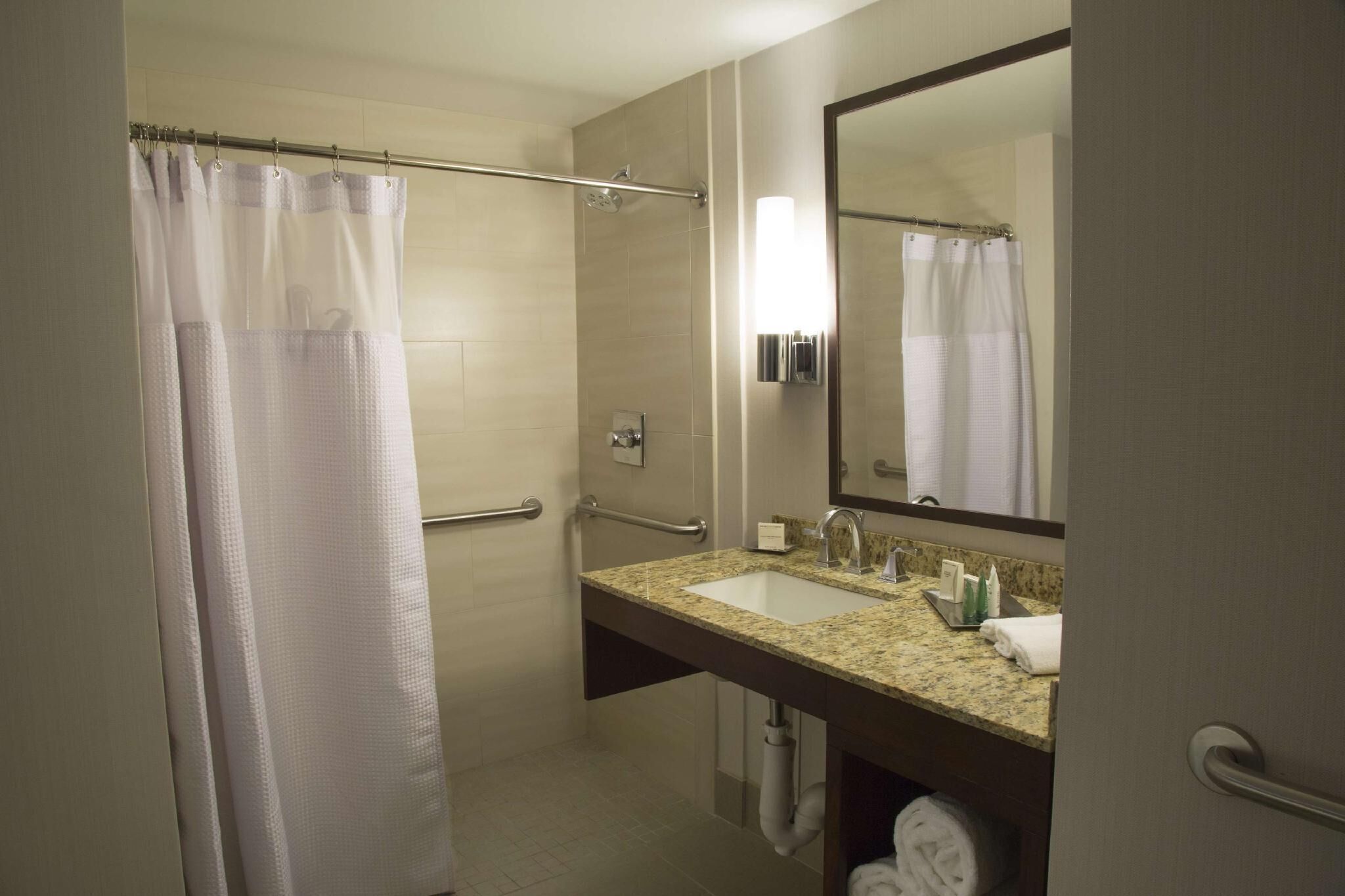 Badkamer | Een bad/douchecombinatie, gratis toiletartikelen, een haardroger