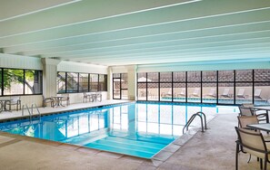 Piscine intérieure, piscine extérieure en saison, chaises longues