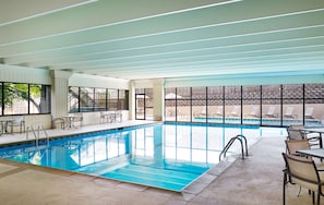 Piscine intérieure, piscine extérieure en saison, chaises longues
