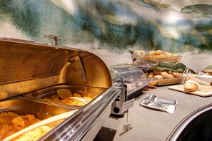 Desayuno buffet diario (EUR 8.90 por persona)