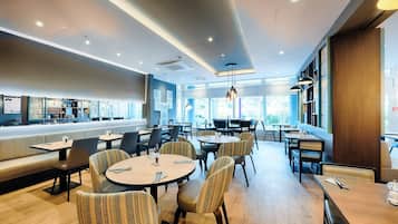Petit déjeuner buffet servi tous les jours en supplément