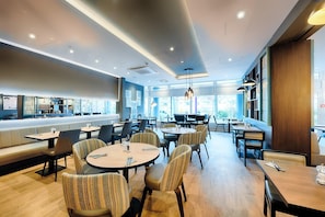 Petit déjeuner buffet (17.9 EUR par personne)