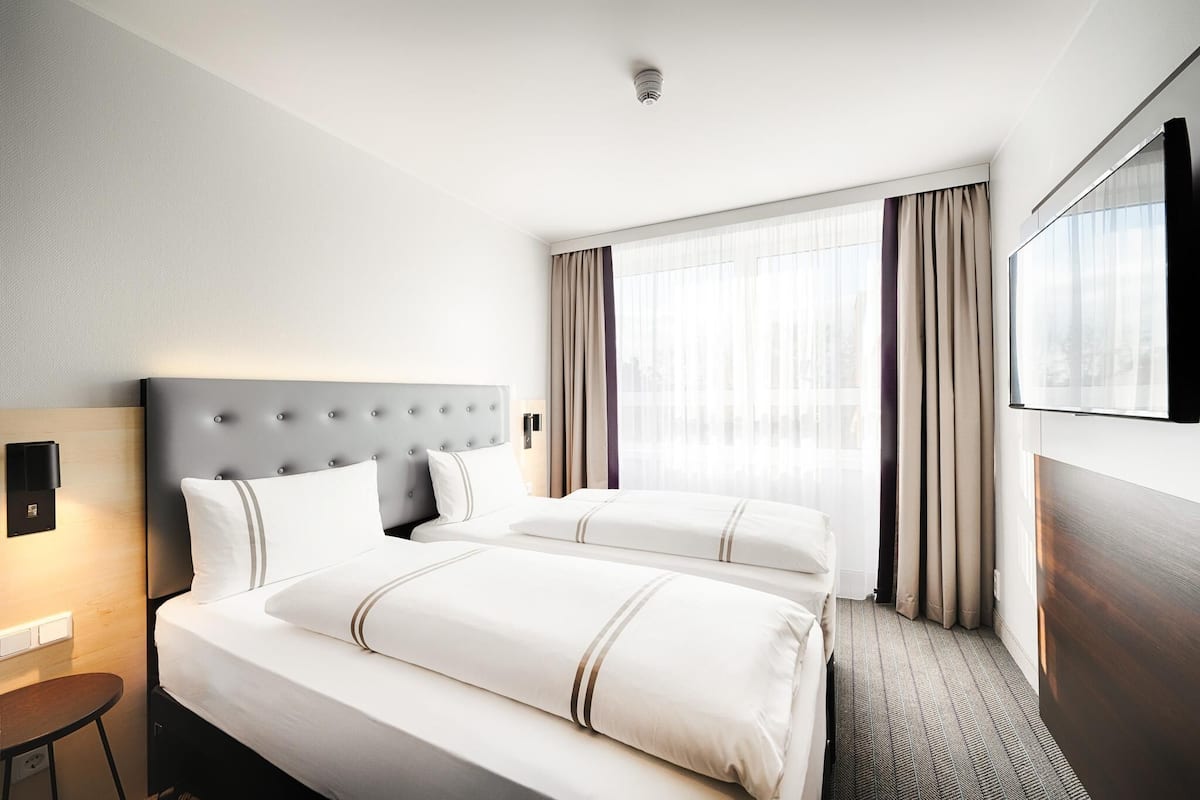 Zweibettzimmer, rollstuhlgeeignete Dusche | Zimmersafe, schallisolierte Zimmer, kostenloses WLAN