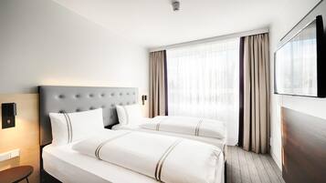 Zweibettzimmer, rollstuhlgeeignete Dusche | Zimmersafe, schallisolierte Zimmer, kostenloses WLAN