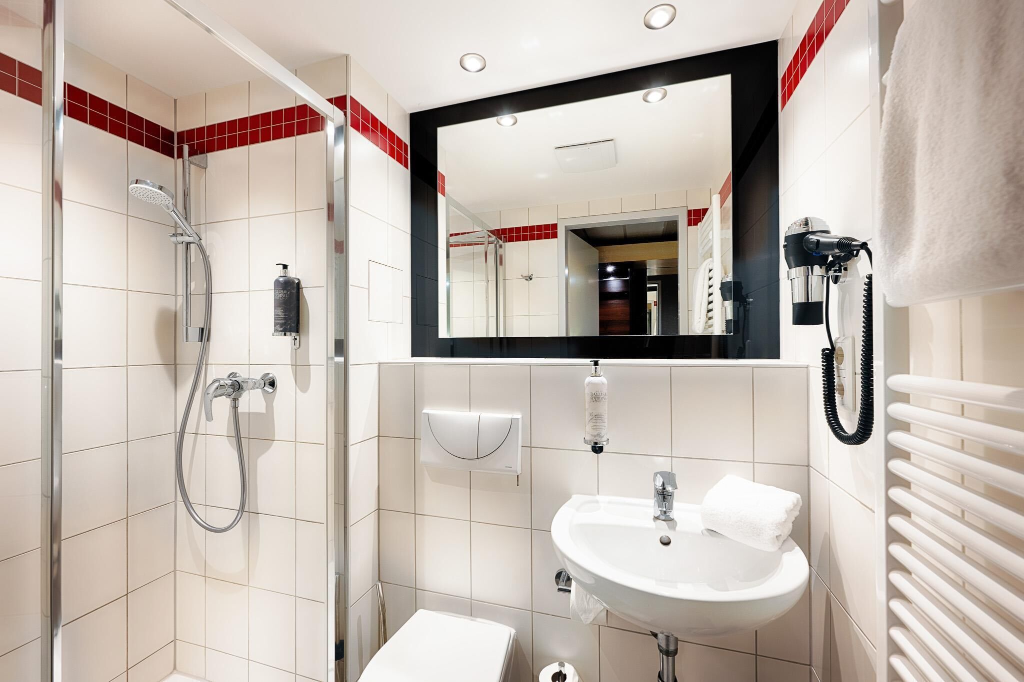 Twin Room, Roll-in Shower | Bathroom | Free toiletries