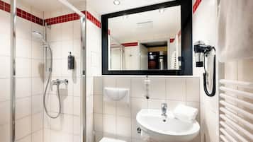Twin Room, Roll-in Shower | Bathroom | Free toiletries