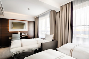 Family Triple Room | 1 bedroom, in-room safe, soundproofing, free WiFi