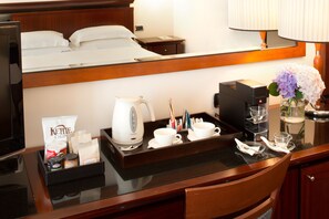 Minibar, caja de seguridad en la habitación y muebles diferentes 