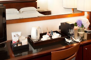 Suite Junior | Minibar, coffres-forts dans les chambres, ameublement personnalisé