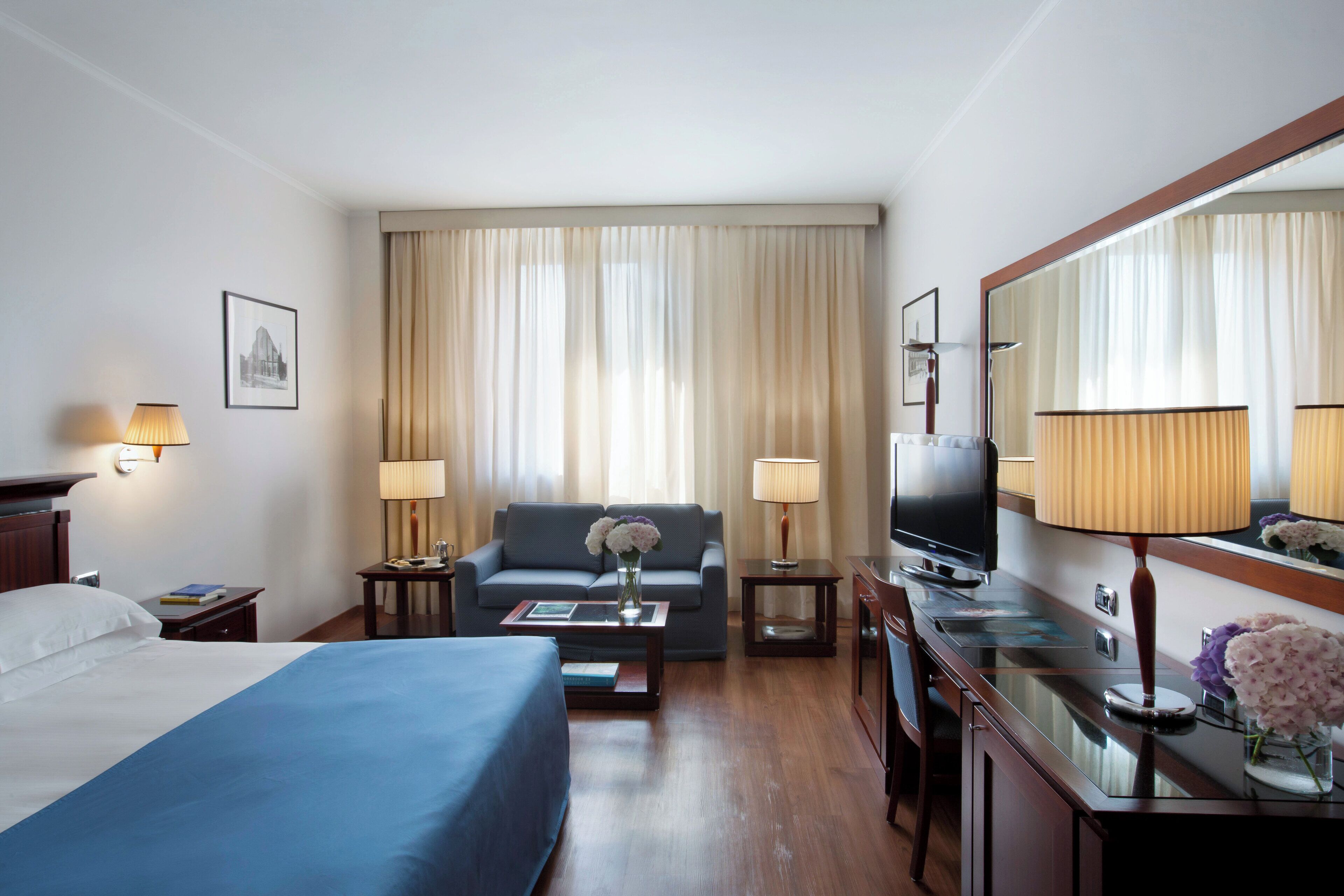 junior suite | minibar, in-room safe, individually furnished, desk