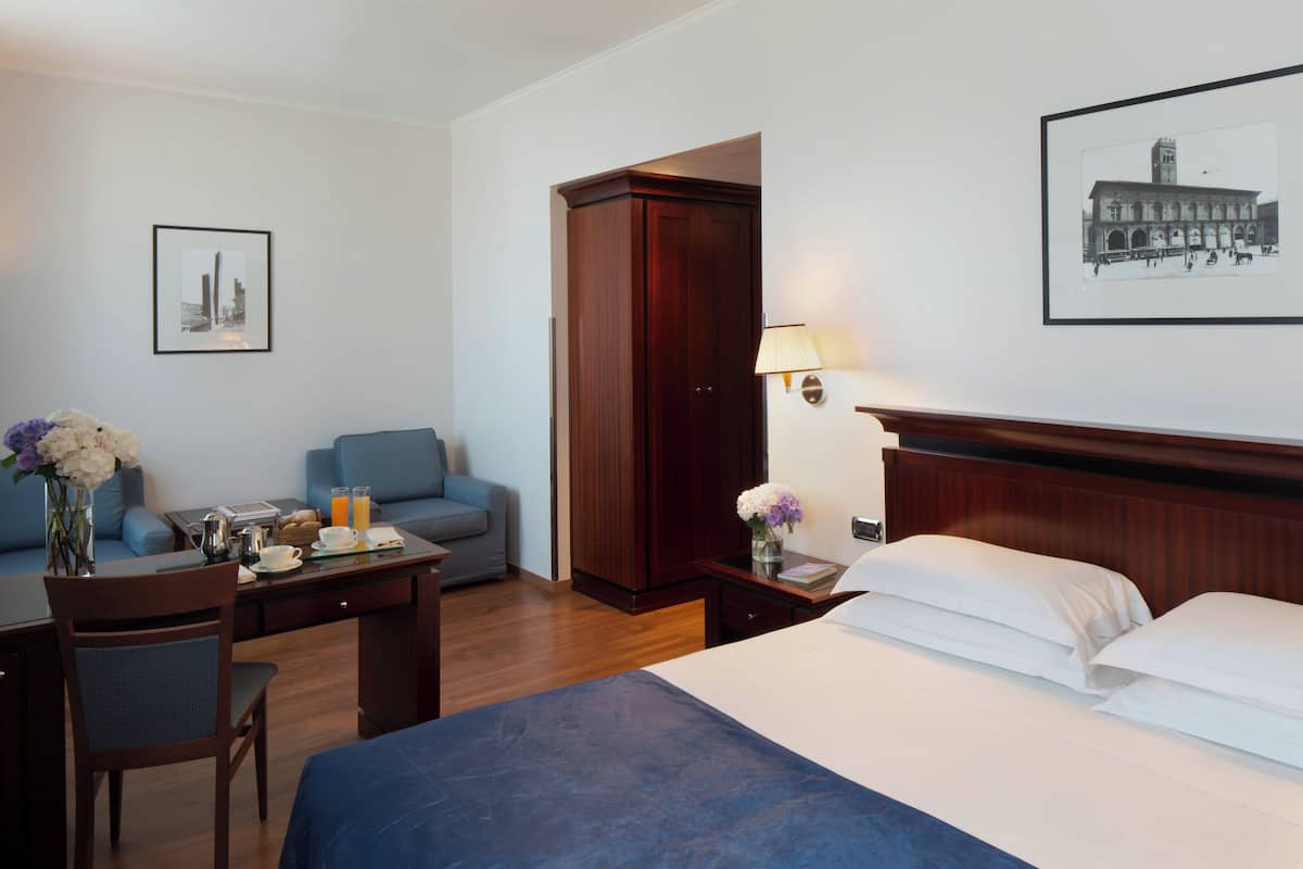 Frigobar, cofres nos quartos, individualmente mobiliados, escrivaninha