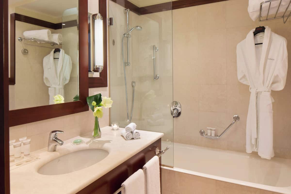 family room (2 adulti + 2 bambini) | bathroom | combined shower/bathtub, free toiletries, hair dryer, bidet