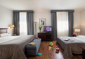 Habitación familiar (2 adulti + 2 bambini) | Minibar, caja de seguridad en la habitación y muebles diferentes 