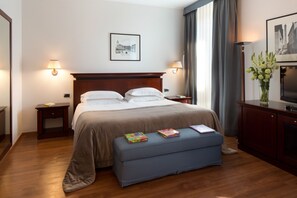 Family Room (2 adulti + 2 bambini) | Minibar, in-room safe, individually furnished, desk
