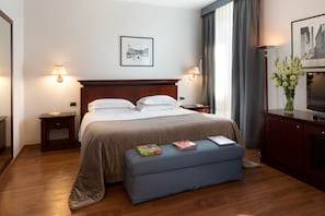 Family Room (2 adulti + 2 bambini) | Minibar, in-room safe, individually furnished, desk