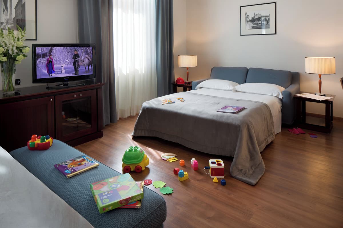 Family Room (2 adulti + 2 bambini) | Minibar, in-room safe, individually furnished, desk