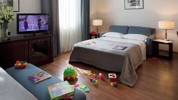 Habitación familiar (2 adulti + 2 bambini) | Minibar, caja de seguridad en la habitación y muebles diferentes
