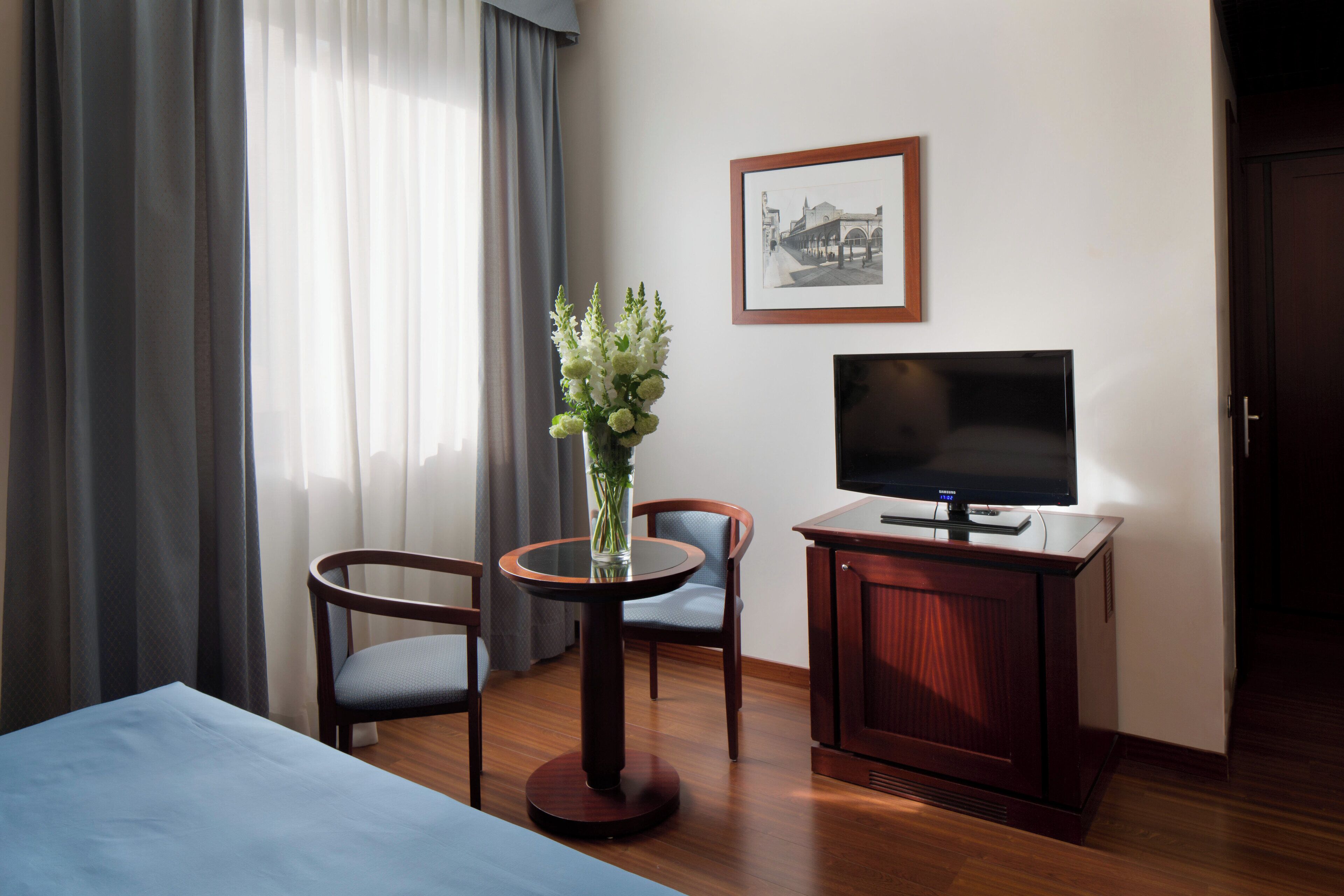 deluxe double room | minibar, in-room safe, individually furnished, desk