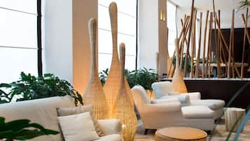 Coin salon dans le hall