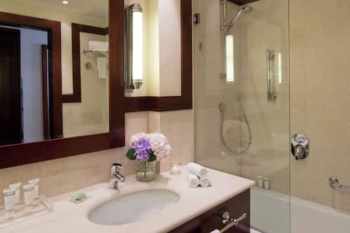 Suite junior | Baño | Ducha y bañera combinadas y artículos de higiene personal gratuitos