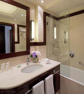 Junior Suite | Bathroom | Combined shower/tub, free toiletries, hair dryer, bidet - Starhotels Excelsior (Bologna)