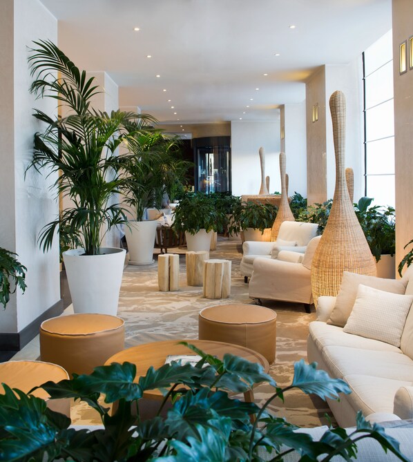 Lobby lounge