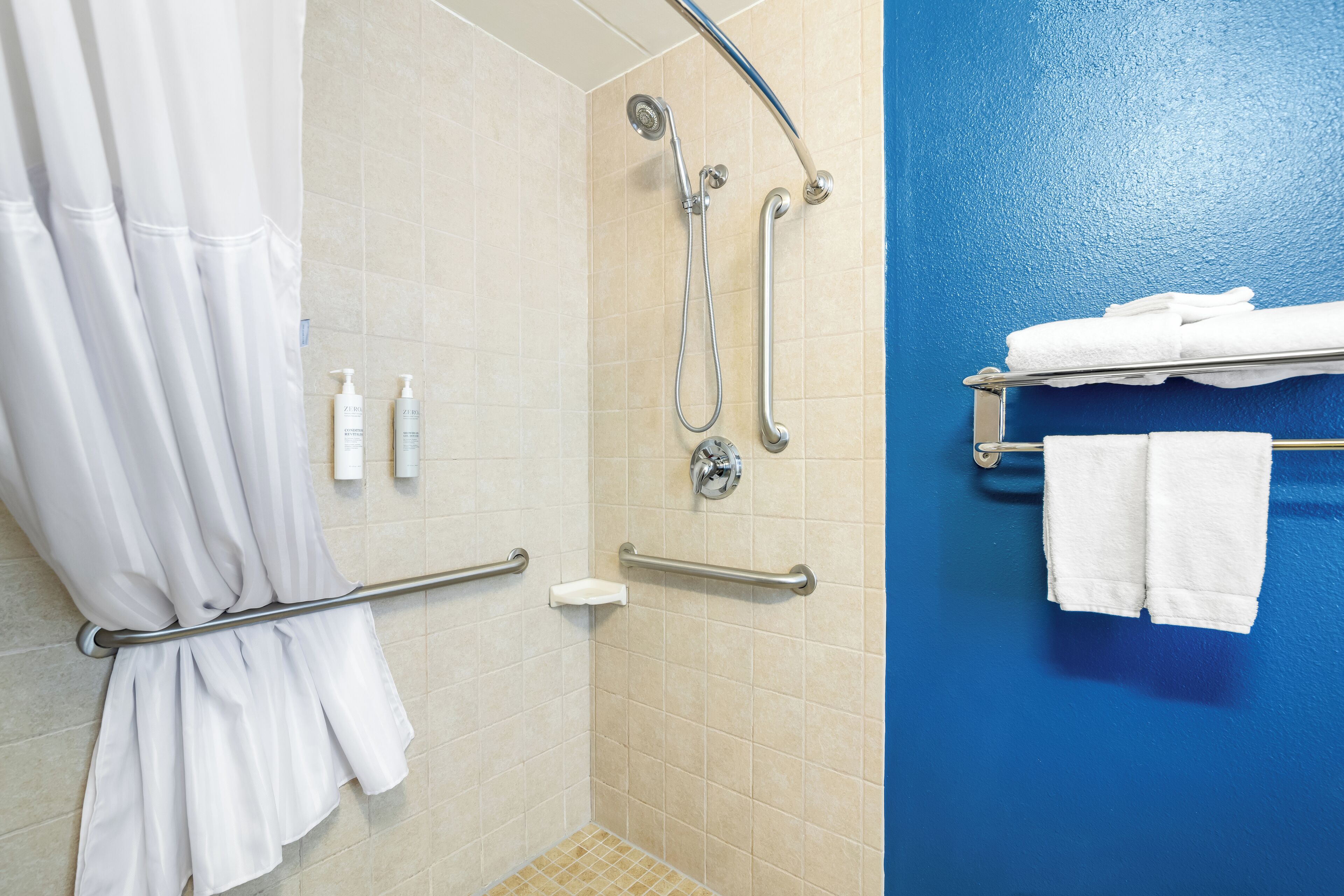 combined shower/bathtub, hydromassage showerhead, free toiletries