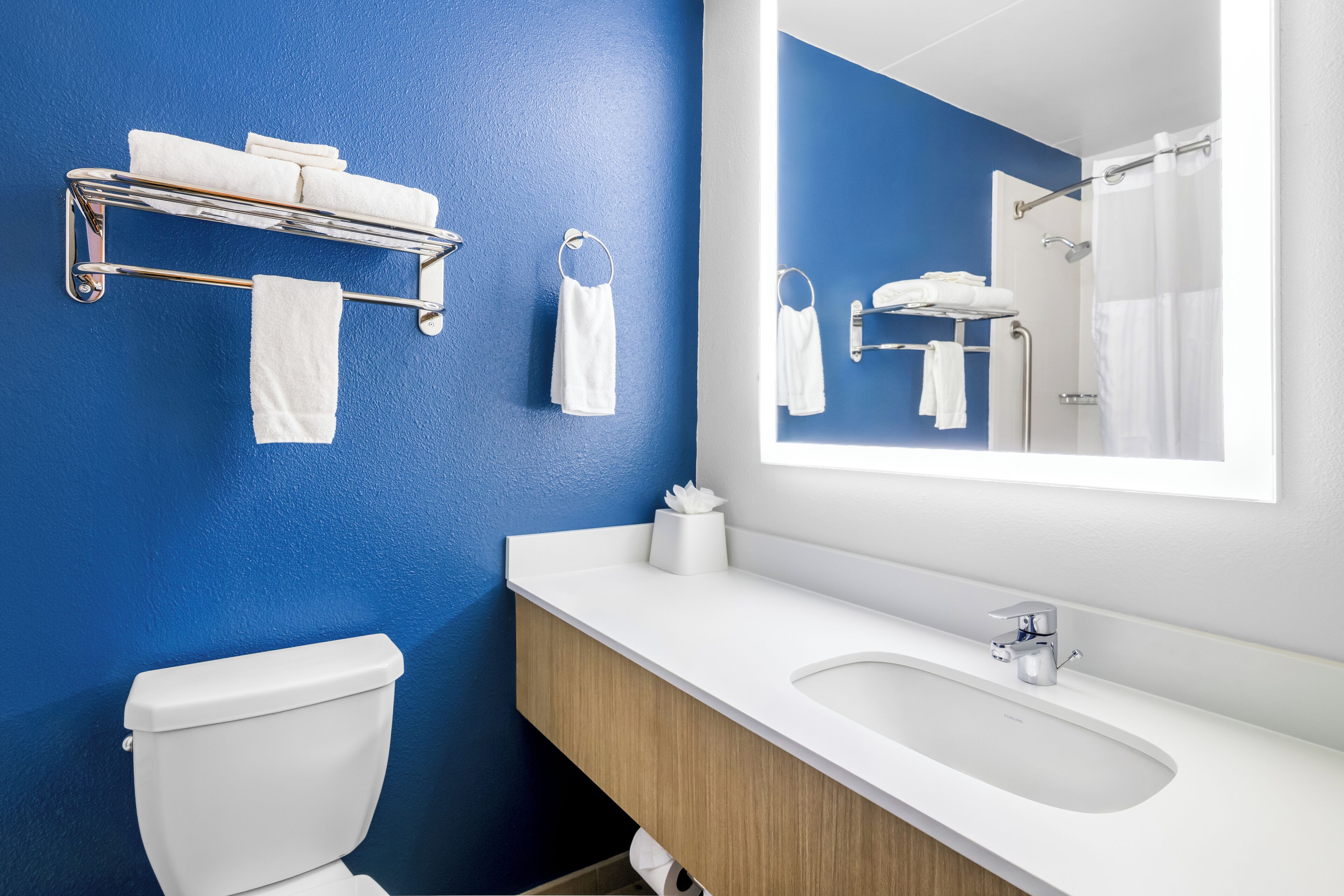 combined shower/bathtub, hydromassage showerhead, free toiletries