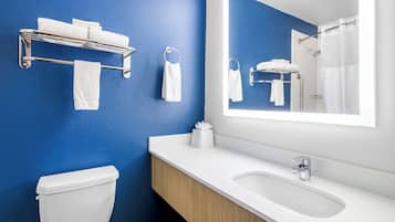 Combined shower/bathtub, hydromassage showerhead, free toiletries
