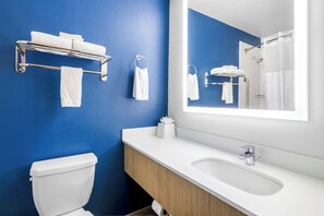 Combined shower/tub, hydromassage showerhead, free toiletries