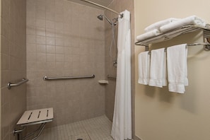 Combined shower/bathtub, hydromassage showerhead, free toiletries
