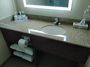 Combined shower/tub, hydromassage showerhead, free toiletries