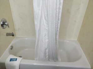 Combined shower/tub, hydromassage showerhead, free toiletries