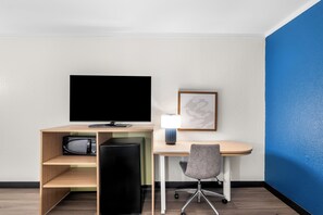 Habitación, 1 cama Queen size, con acceso para personas discapacitadas, tina (Mobility, Hearing) | 1 habitación, escritorio y espacio para trabajar con laptop 