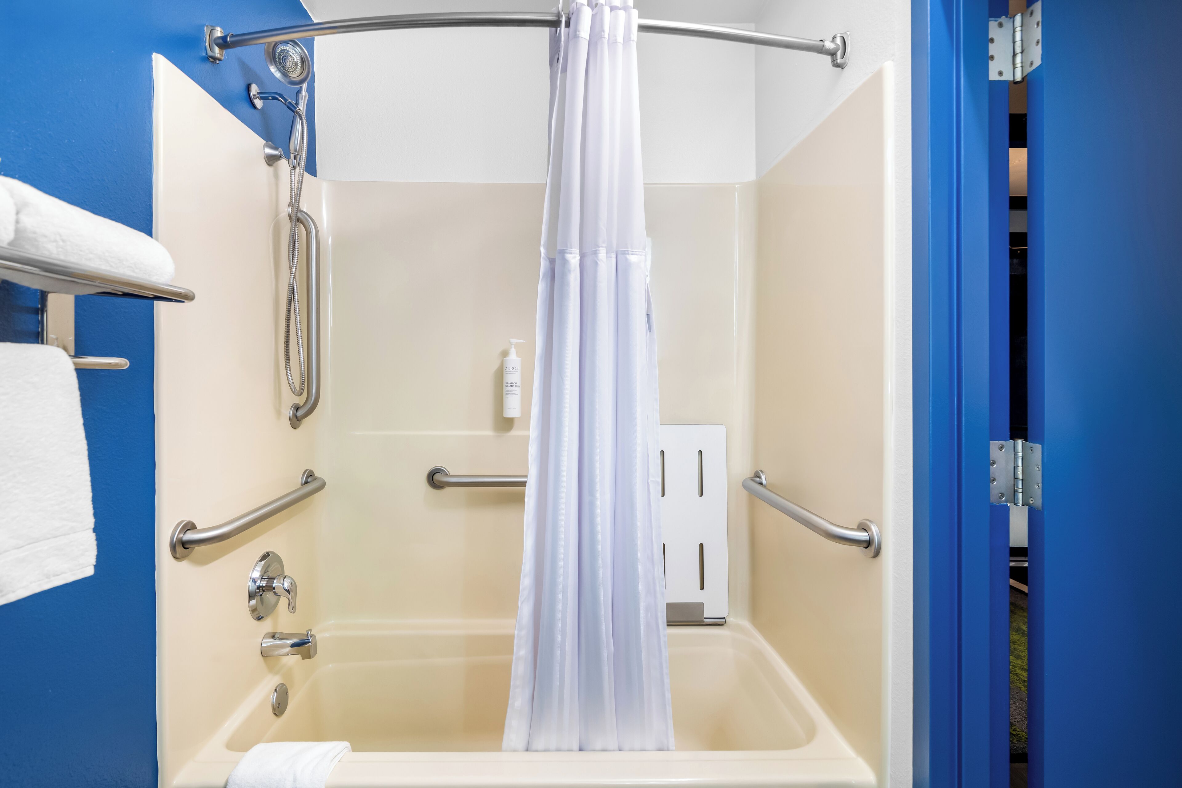 combined shower/bathtub, hydromassage showerhead, free toiletries