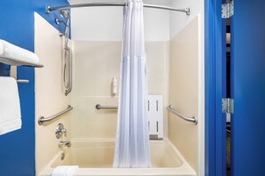 Combined shower/bathtub, hydromassage showerhead, free toiletries - Spark by Hilton Roanoke Civic Center (Roanoke)