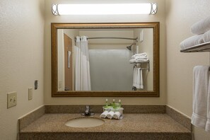 Combined shower/bathtub, hydromassage showerhead, free toiletries