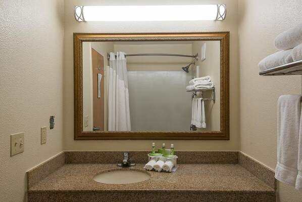 Combined shower/bathtub, hydromassage showerhead, free toiletries