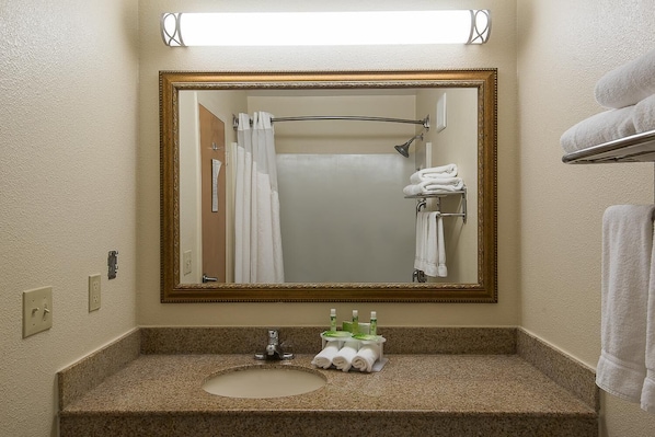 Combined shower/bathtub, hydromassage showerhead, free toiletries