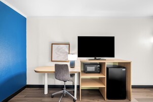 Escritorio, espacio para trabajar con laptop y cortinas blackout