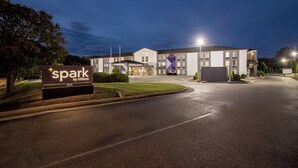 A hotel entrance with a sign reading "spark by Hilton" and a well-lit driveway. - Spark by Hilton Roanoke Civic Center (Roanoke)