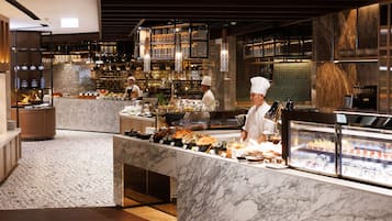 Petit déjeuner buffet (936 THB par personne)