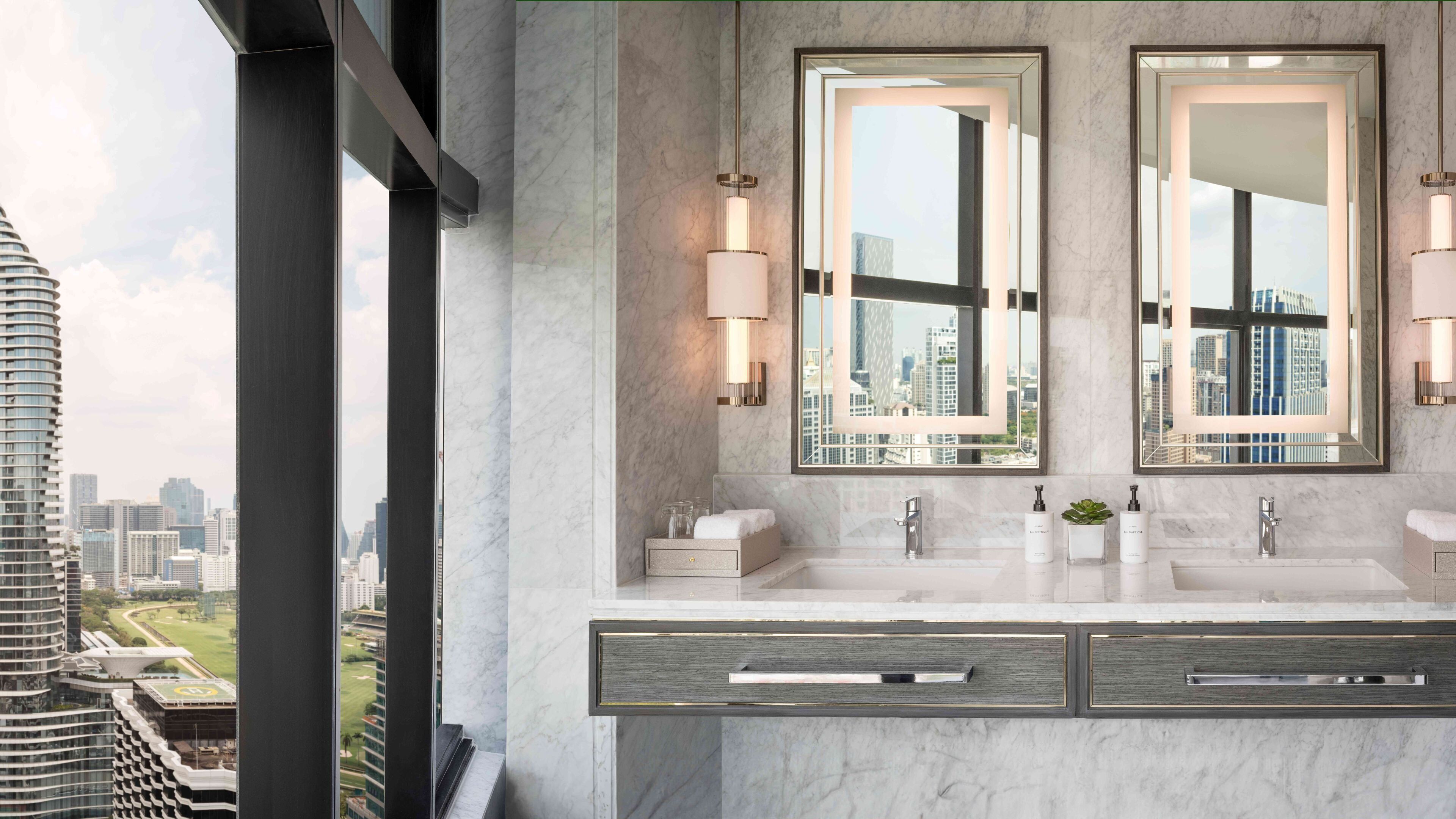 suite, 1 double bed (ambassador) | bathroom | shower, free toiletries, hair dryer, bathrobes